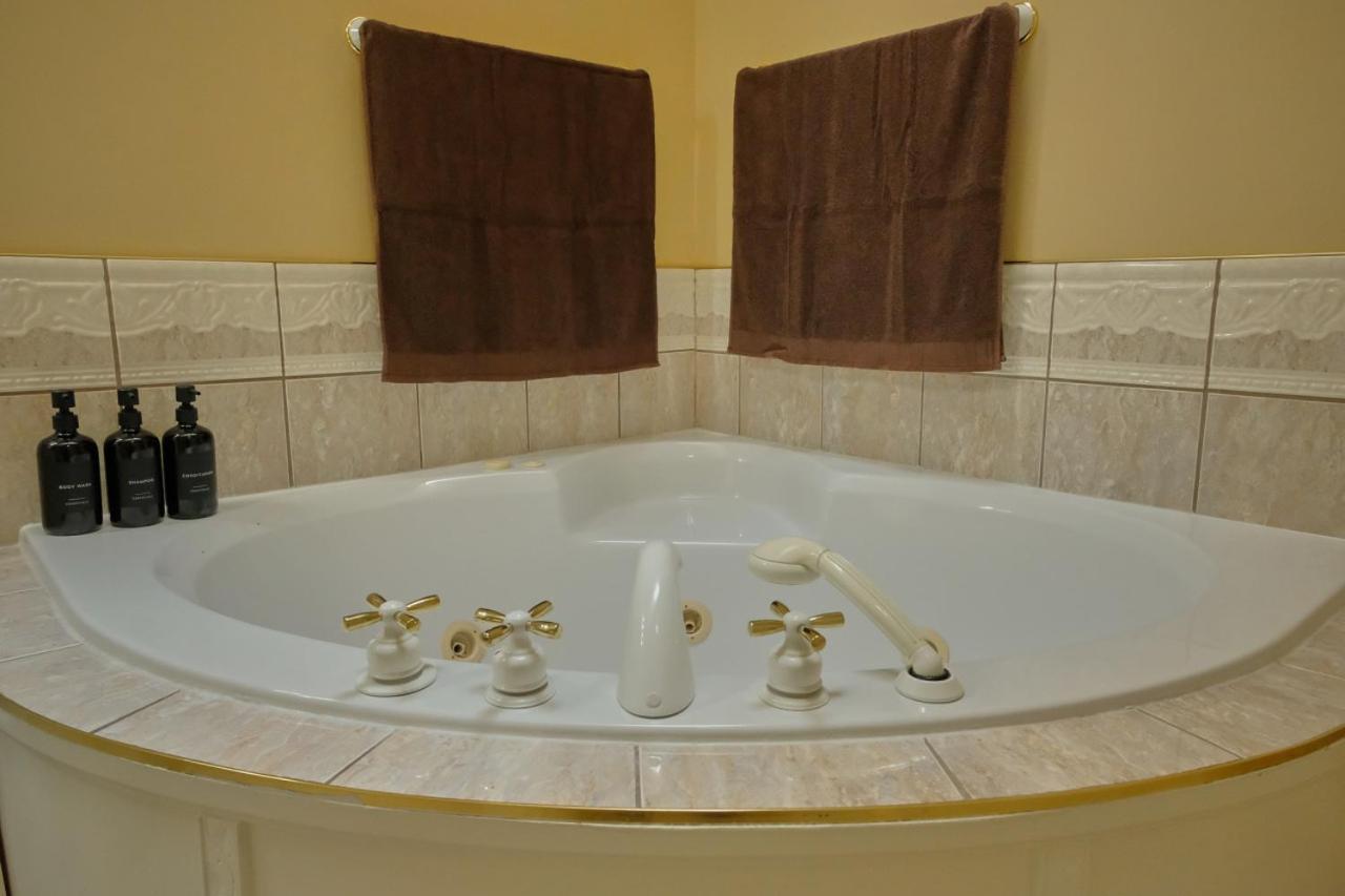 Apartment The Venetian Sleeps 8 Cozy Classic Taste Of Italy Calgary