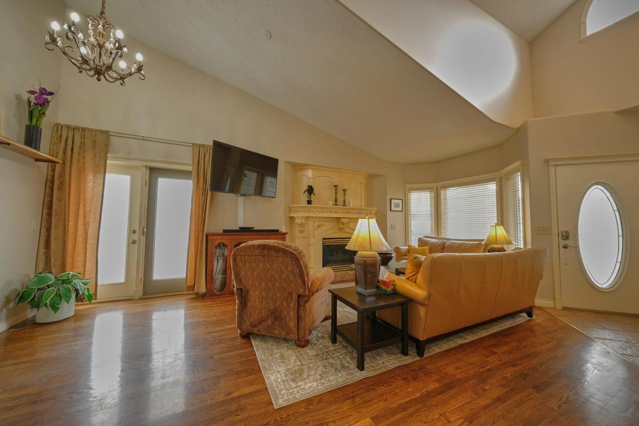 Apartment The Venetian Sleeps 8 Cozy Classic Taste Of Italy Calgary