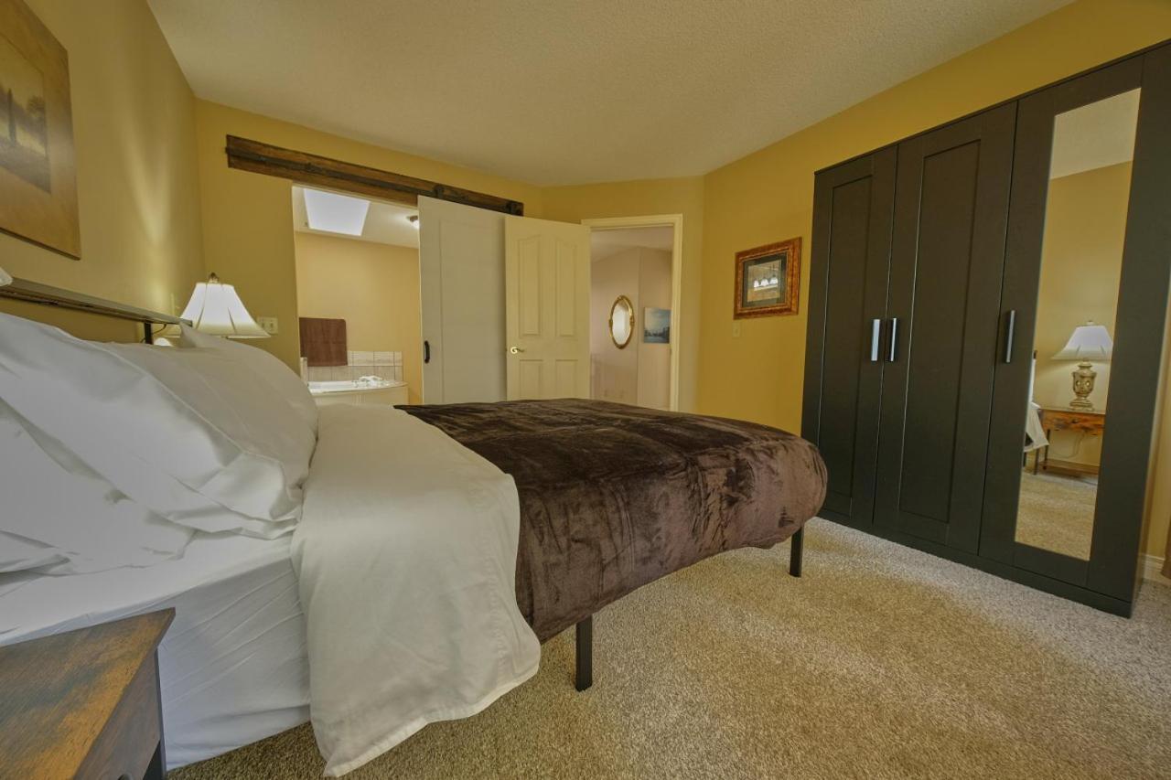 The Venetian Sleeps 8 Cozy Classic Taste Of Italy Apartment Calgary