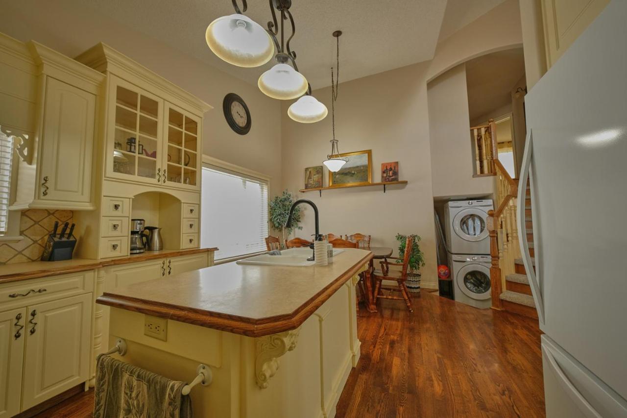 The Venetian Sleeps 8 Cozy Classic Taste Of Italy * Calgary
